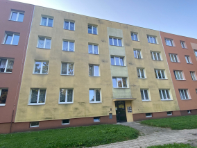 znečištěná fasáda