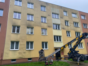 čištění fasády během procesu