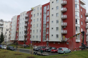 čištění fasády panelového domu Brno 2016