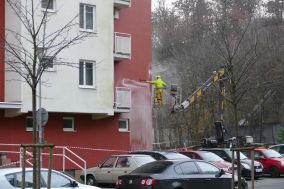 čištění fasády panelového domu Brno 2016