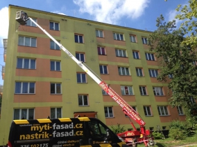 mytí fasády panelového domu