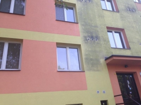 mytí fasády panelového domu