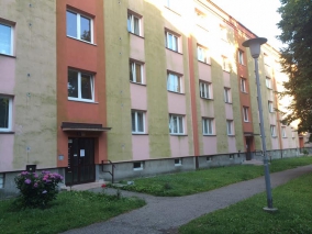 mytí fasády panelového domu