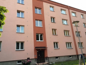 mytí fasády panelového domu