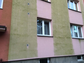 mytí fasády panelového domu