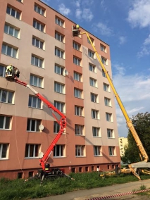 mytí fasády panelového domu