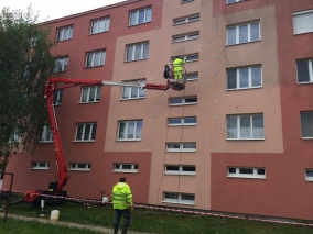 mytí fasády panelového domu
