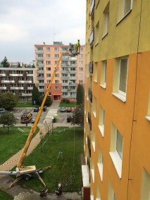 mytí fasády panelového domu