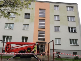 mytí fasády panelového domu