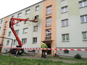 mytí fasády panelového domu