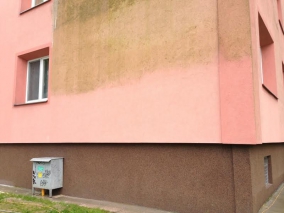 mytí fasády panelového domu