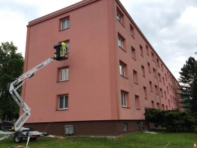 mytí fasády panelového domu