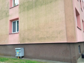 mytí fasády panelového domu