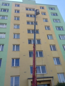 mytí fasády panelového domu