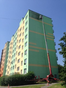 mytí fasády panelového domu