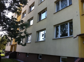 mytí fasády panelového domu