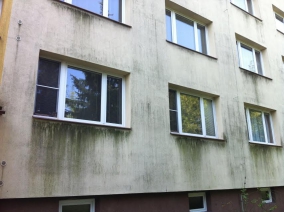 mytí fasády panelového domu