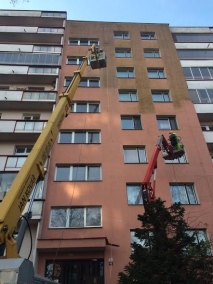 mytí fasády panelového domu
