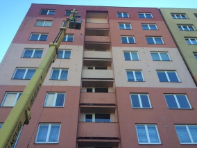mytí fasády panelového domu