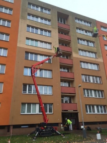 mytí fasády panelového domu