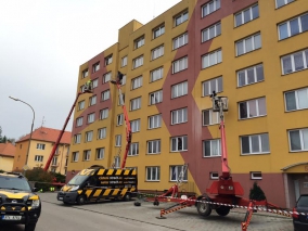 mytí fasády panelového domu