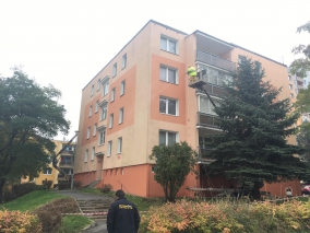 mytí fasády panelového domu