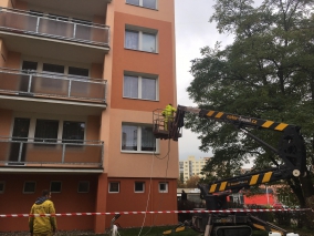 mytí fasády panelového domu