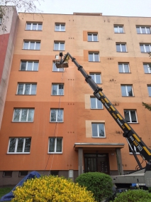 mytí fasády panelového domu