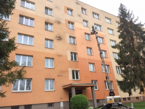mytí fasády panelového domu