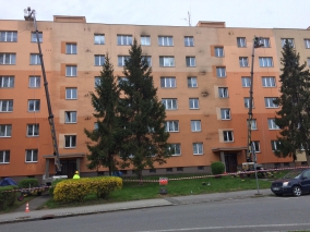 mytí fasády panelového domu