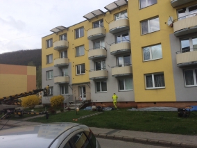 mytí fasády panelového domu