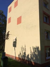 mytí fasády panelového domu