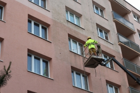 mytí fasády panelového domu Plzeň