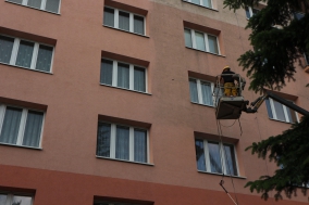 mytí fasády panelového domu Plzeň