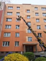 mytí fasády panelového domu